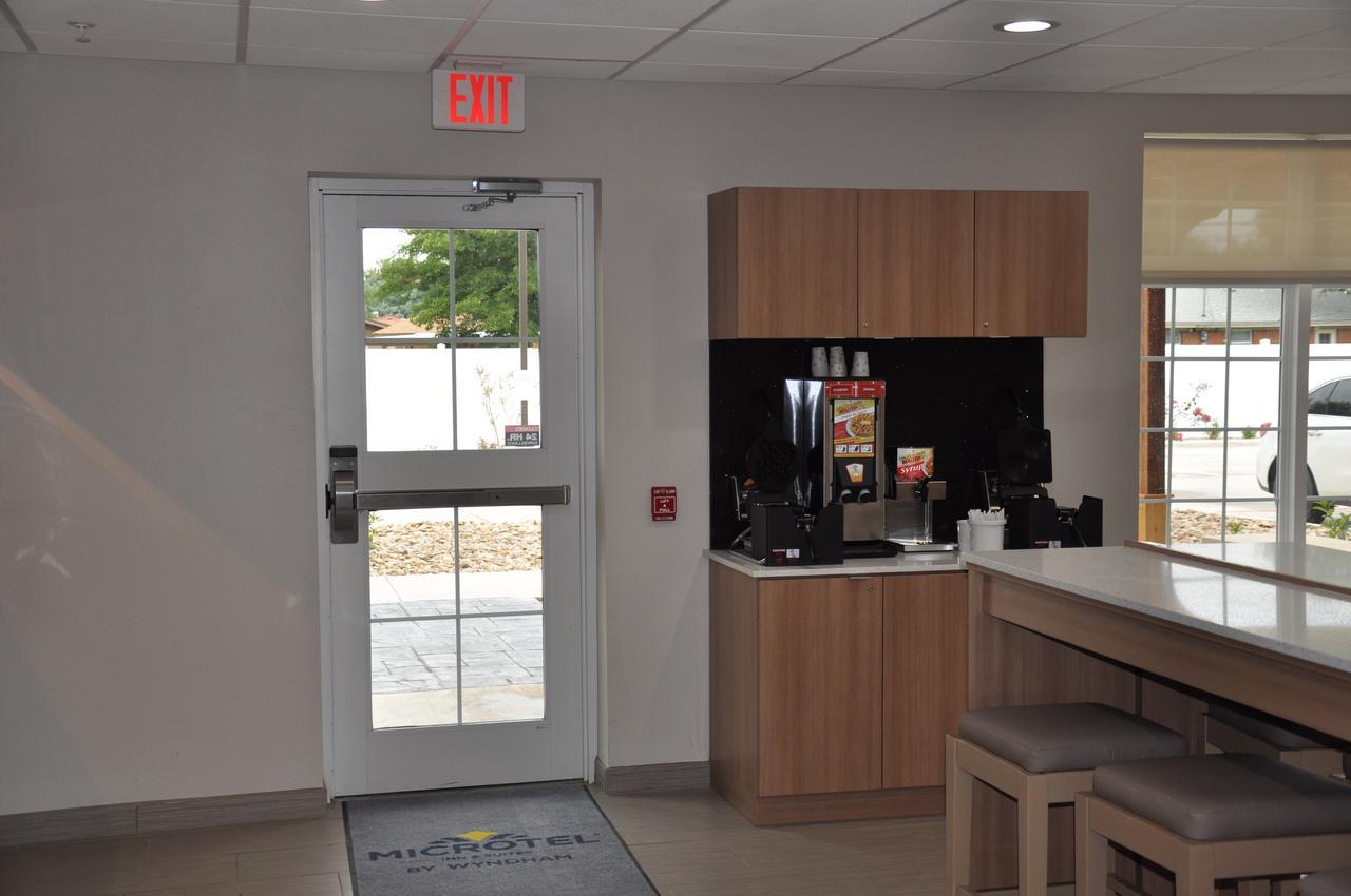 Microtel Inn & Suites By Wyndham Lubbock Bagian luar foto