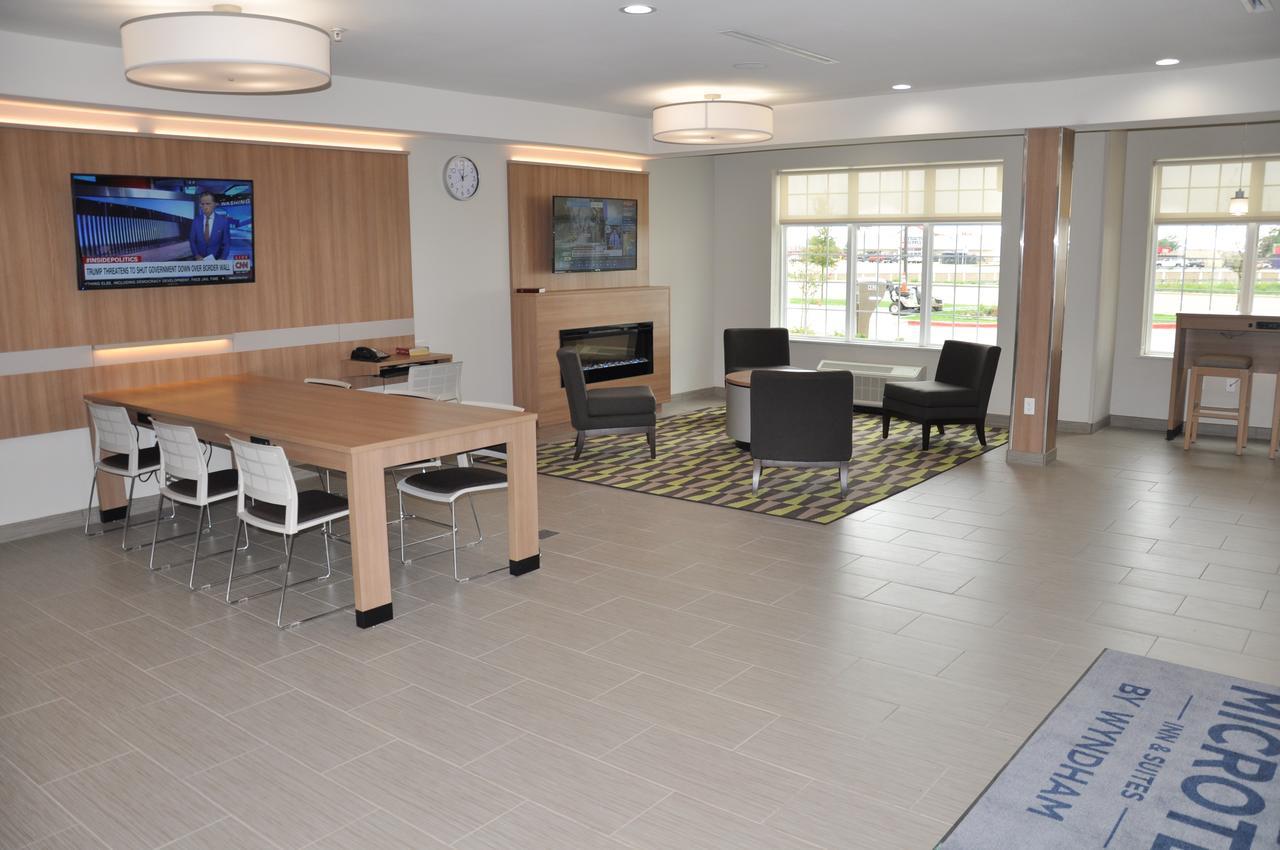 Microtel Inn & Suites By Wyndham Lubbock Bagian luar foto