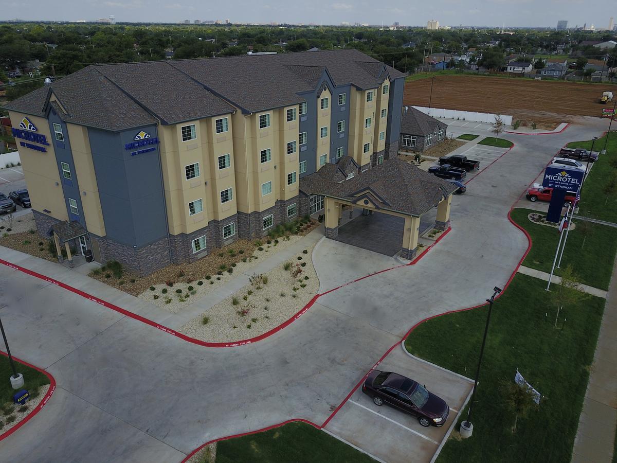 Microtel Inn & Suites By Wyndham Lubbock Bagian luar foto
