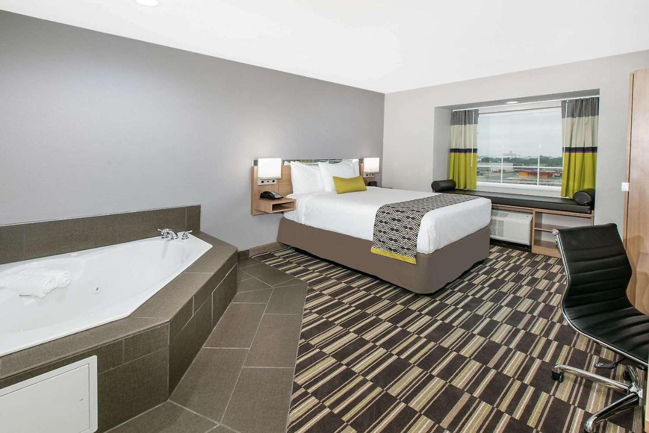 Microtel Inn & Suites By Wyndham Lubbock Bagian luar foto